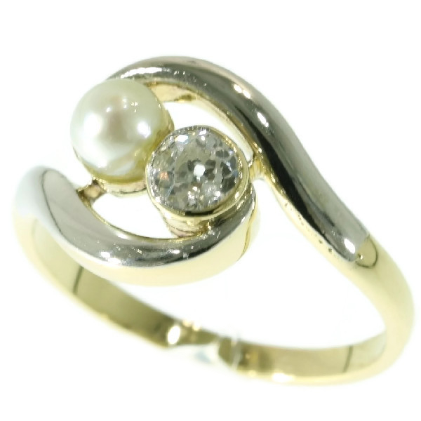 Vintage engagment ring toi et moi model with old mine cut brilliant and pearl